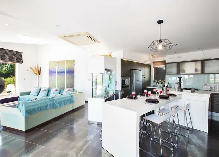 Oscar Domain * Protaras